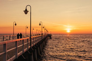 Sabah Gdynia Orlowo rıhtımında gün doğumunun renkleriyle. Baltık Denizi, Polonya