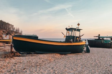 Gdynia Orlowo sahilinde bir balıkçı teknesi. Baltık Denizi, Polonya