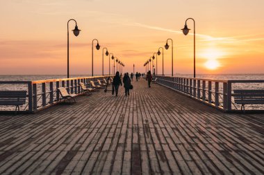 Gdynia, Polonya - 13 Şubat 2022: sabah Gdynia Orlowo rıhtımı gündoğumu renkleriyle. Baltık Denizi, Polonya