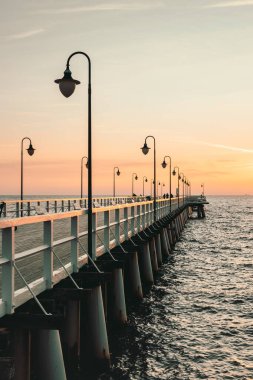 Sabah Gdynia Orlowo rıhtımında gün doğumunun renkleriyle. Baltık Denizi, Polonya