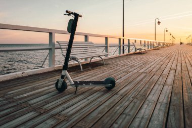 Gdynia Orlowo, Polonya 'daki rıhtımda kiralık scooter.