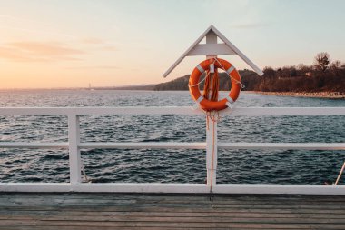 Gdynia Orlowo 'daki iskelede bir can simidi. Baltık Denizi, Polonya