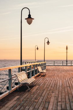 Gdynia Orlowo rıhtımı, gündoğumu renkleriyle. Baltık Denizi, Polonya