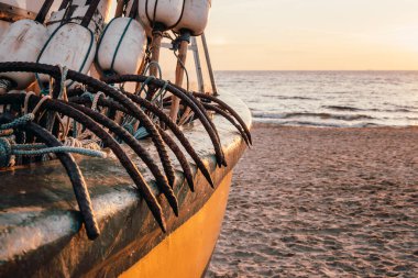 Gdynia Orlowo sahilinde bir balıkçı teknesi. Baltık Denizi, Polonya