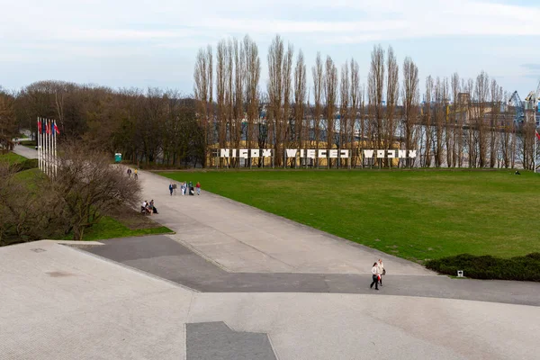 Gdansk Polen April 2017 Mensen Bezoeken Westerplatte Inscriptie Nigdy Wiecej — Stockfoto