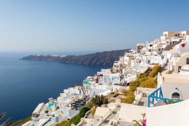 Santorini, Yunanistan, 17 Eylül 2020: Santorini 'deki güzel Kiklad mimarisi. Cyclades Adaları, Yunanistan