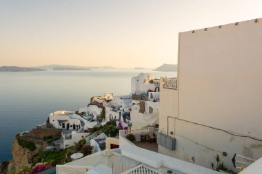 Santorini, Yunanistan, 17 Eylül 2020: Santorini 'deki güzel Kiklad mimarisi. Cyclades Adaları, Yunanistan