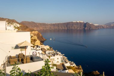 Santorini, Yunanistan, 17 Eylül 2020: güzel Santorini kıyıları. Cyclades Adaları, Yunanistan