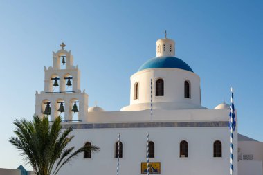 Santorini, Yunanistan - 17 Eylül 2020: Santorini adasındaki Panagia Kilisesi, Cyclades, Yunanistan