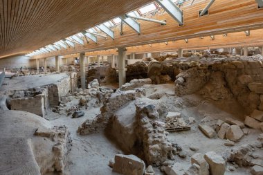 Santorini, Yunanistan - 18 Eylül 2020: Ege 'nin en önemli tarih öncesi yerleşimlerinden biri olan tarih öncesi Akrotiri kasabasında yapılan kazılar. Yunanistan 'ın Santorini kentindeki Akrotiri arkeolojik sahası