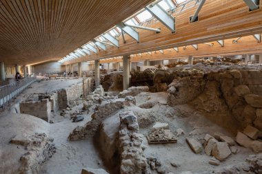 Santorini, Yunanistan - 18 Eylül 2020: Ege 'nin en önemli tarih öncesi yerleşimlerinden biri olan tarih öncesi Akrotiri kasabasında yapılan kazılar. Yunanistan 'ın Santorini kentindeki Akrotiri arkeolojik sahası