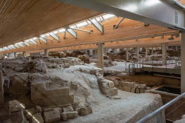 Santorini, Yunanistan - 18 Eylül 2020: Ege 'nin en önemli tarih öncesi yerleşimlerinden biri olan tarih öncesi Akrotiri kasabasında yapılan kazılar. Yunanistan 'ın Santorini kentindeki Akrotiri arkeolojik sahası