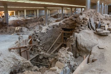 Santorini, Yunanistan - 18 Eylül 2020: Ege 'nin en önemli tarih öncesi yerleşimlerinden biri olan tarih öncesi Akrotiri kasabasında yapılan kazılar. Yunanistan 'ın Santorini kentindeki Akrotiri arkeolojik sahası