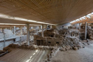 Santorini, Yunanistan - 18 Eylül 2020: Ege 'nin en önemli tarih öncesi yerleşimlerinden biri olan tarih öncesi Akrotiri kasabasında yapılan kazılar. Yunanistan 'ın Santorini kentindeki Akrotiri arkeolojik sahası