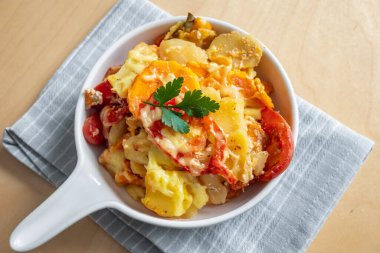 Patatesli güveç, tatlı patates, domates ve peynir..