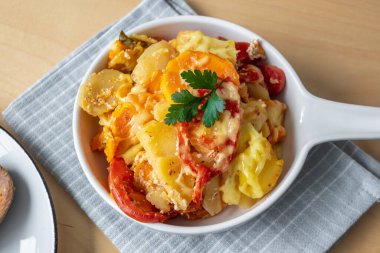 Patatesli güveç, tatlı patates, domates ve peynir..