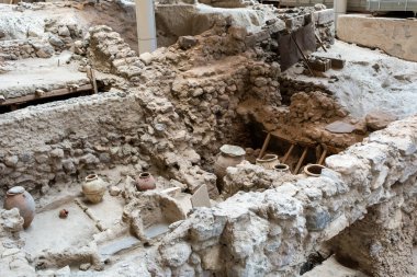 Santorini, Yunanistan - 18 Eylül 2020: Yunanistan 'ın Santorini kentindeki tarih öncesi Akrotiri kasabasında kazılar