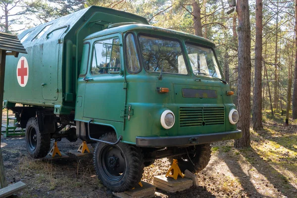 Hel, Polonya - 20 Mart 2022: Askeri açık hava müzesinde bir insani yardım kuruluşunun kamyonu. Hel 'deki Sahil Güvenlik Müzesi