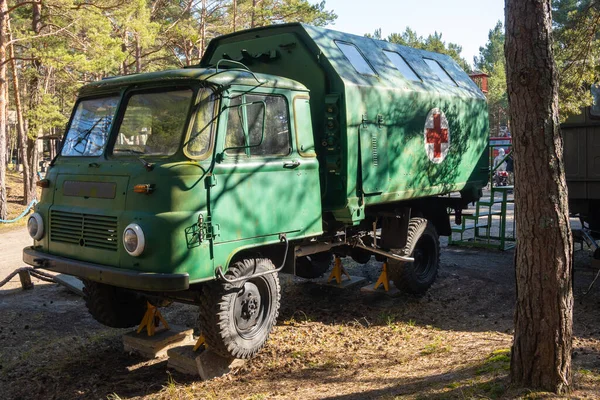Hel, Polonya - 20 Mart 2022: Askeri açık hava müzesinde bir insani yardım kuruluşunun kamyonu. Hel 'deki Sahil Güvenlik Müzesi