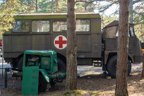 Hel, Polonya - 20 Mart 2022: Askeri açık hava müzesinde bir insani yardım kuruluşunun kamyonu. Hel 'deki Sahil Güvenlik Müzesi