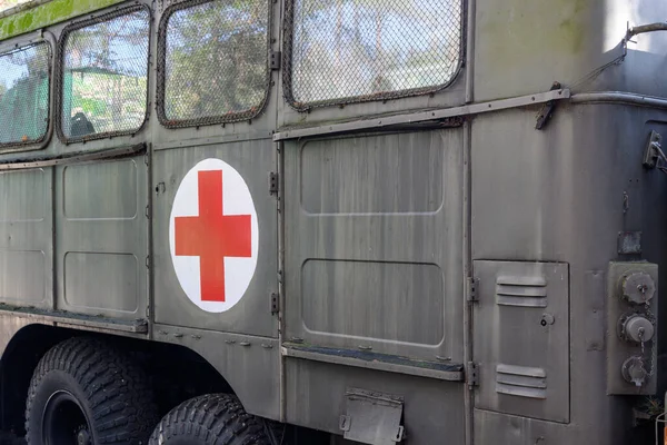 Hel, Polonya - 20 Mart 2022: Askeri açık hava müzesinde bir insani yardım kuruluşunun kamyonu. Hel 'deki Sahil Güvenlik Müzesi