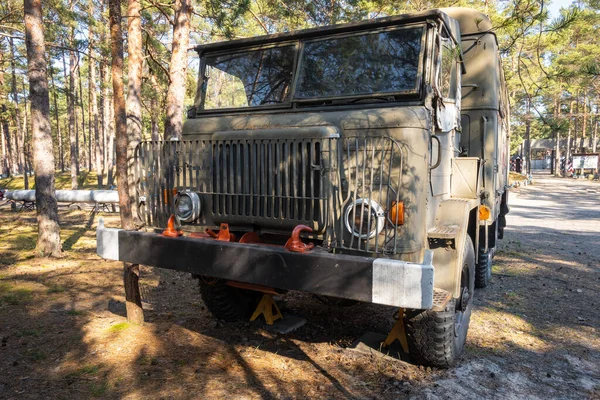 Hel, Polonya - 20 Mart 2022: Askeri açık hava müzesinde bir insani yardım kuruluşunun kamyonu. Hel 'deki Sahil Güvenlik Müzesi