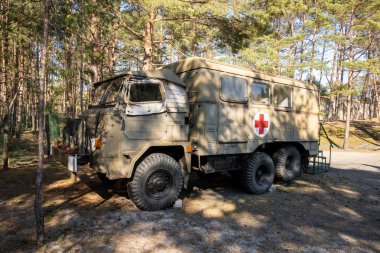 Hel, Polonya - 20 Mart 2022: askeri açık hava müzesinde bir insani yardım kuruluşunun eski kamyonu. Hel 'deki Sahil Güvenlik Müzesi