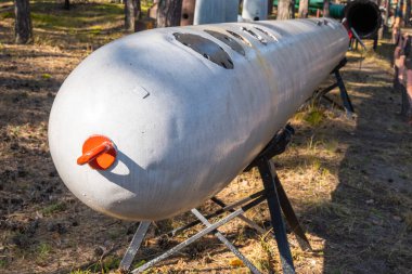 Hel, Polonya - 20 Mart 2022: Askeri açık hava müzesinde torpido. Hel 'deki Sahil Güvenlik Müzesi