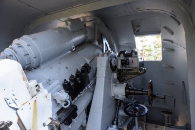 Hel, Polonya - 20 Mart 2022: Askeri açık hava müzesinde top. Hel 'deki Sahil Güvenlik Müzesi