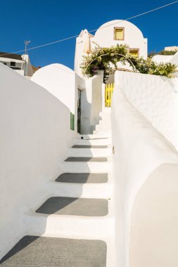 Pyrgos 'un tipik mimarisi, Santorini' nin en pitoresk köyü. Cyclades Adaları, Yunanistan