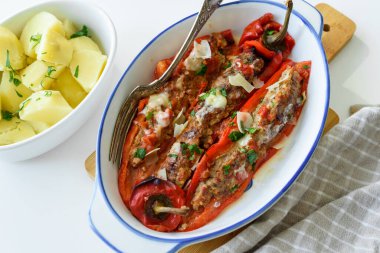 Domates sosuna kıymalı kırmızı biber doldurulmuş.