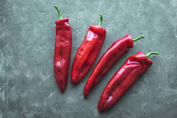 Uzun kırmızı taze biber. Uzayı kopyala, düz yat