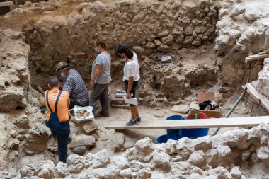 Santorini, Yunanistan - 18 Eylül 2020: Yunanistan 'ın Santorini kentindeki tarih öncesi Akrotiri kasabasında arkeolojik çalışmalar