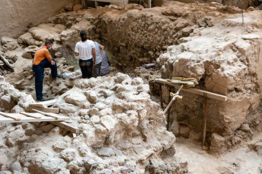 Santorini, Yunanistan - 18 Eylül 2020: Yunanistan 'ın Santorini kentindeki tarih öncesi Akrotiri kasabasında arkeolojik çalışmalar