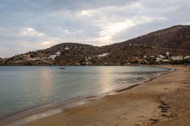 Ios Adası 'ndaki Chora kasabasının Sea Bay' i. Cyclades, Yunanistan