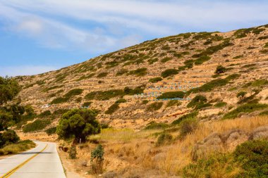 Yunanistan 'ın Ios adasındaki tepeler boyunca uzanan yol, Kiklad Adaları