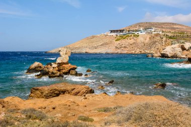 Koumbara plajı, Ios Adası 'ndaki kayalık bir körfezde. Cyclades, Yunanistan