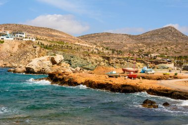 Koumbara plajı, Ios Adası 'ndaki kayalık bir körfezde. Cyclades, Yunanistan