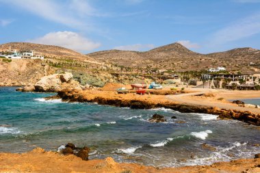 Koumbara plajı, Ios Adası 'ndaki kayalık bir körfezde. Cyclades, Yunanistan