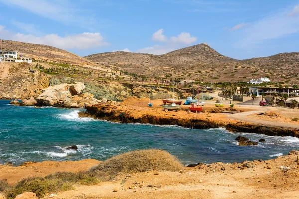 Koumbara plajı, Ios Adası 'ndaki kayalık bir körfezde. Cyclades, Yunanistan