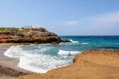 Ios Adası 'nda altın kum ve beyaz çakıl taşları olan Koumbara plajı. Yunanistan