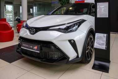 Chwaszczyno, Polonya - 14 Mayıs 2022: Araba galerisinde yeni Toyota C-HR modeli sunuldu