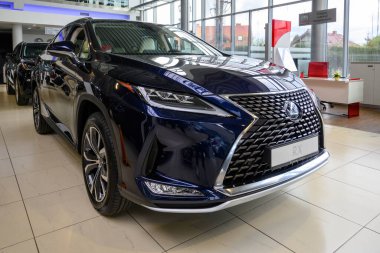 Chwaszczyno, Polonya - 14 Mayıs 2022: Toyota Lexus RX 'in yeni modeli araba galerisinde sunuldu