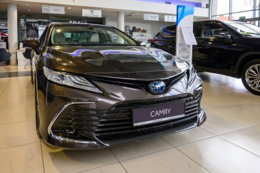 Chwaszczyno, Polonya - 14 Mayıs 2022: Toyota Camry 'nin yeni modeli araba galerisinde sunuldu