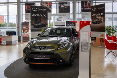 Chwaszczyno, Polonya - 14 Mayıs 2022: Toyota Aygo X 'in yeni modeli araba galerisinde sunuldu