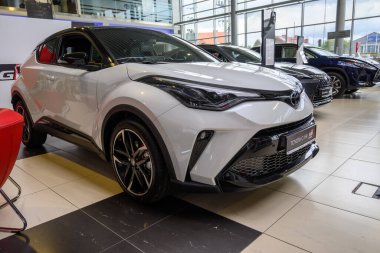 Chwaszczyno, Polonya - 14 Mayıs 2022: Araba galerisinde yeni Toyota C-HR modeli sunuldu