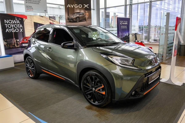 Chwaszczyno, Polonya - 14 Mayıs 2022: Toyota Aygo X 'in yeni modeli araba galerisinde sunuldu