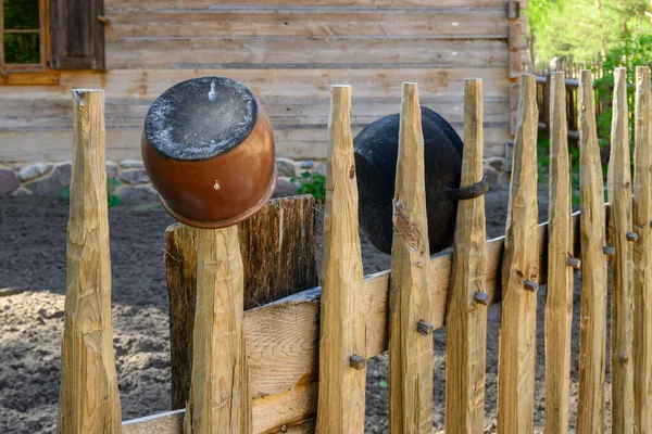 Wdzydze Kiszewskie Polônia Maio 2022 Panelas Barro Penduradas Cerca Madeira — Fotografia de Stock