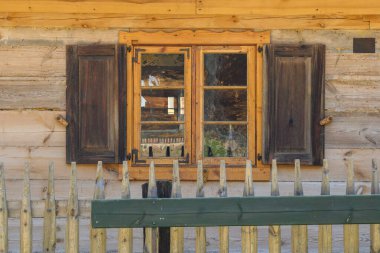 Wdzydze Kiszewskie, Polonya - 15 Mayıs 2022: Eski ahşap kulübede bir pencere. Wdzydze Kiszewskie 'deki Kashubian Etnografik Parkı. Polonya
