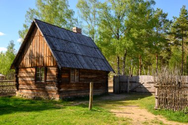 Wdzydze Kiszewskie, Polonya - 15 Mayıs 2022: Wdzydze Kiszewskie 'deki Kashubian Ethnographic Park' taki ahşap kulübe